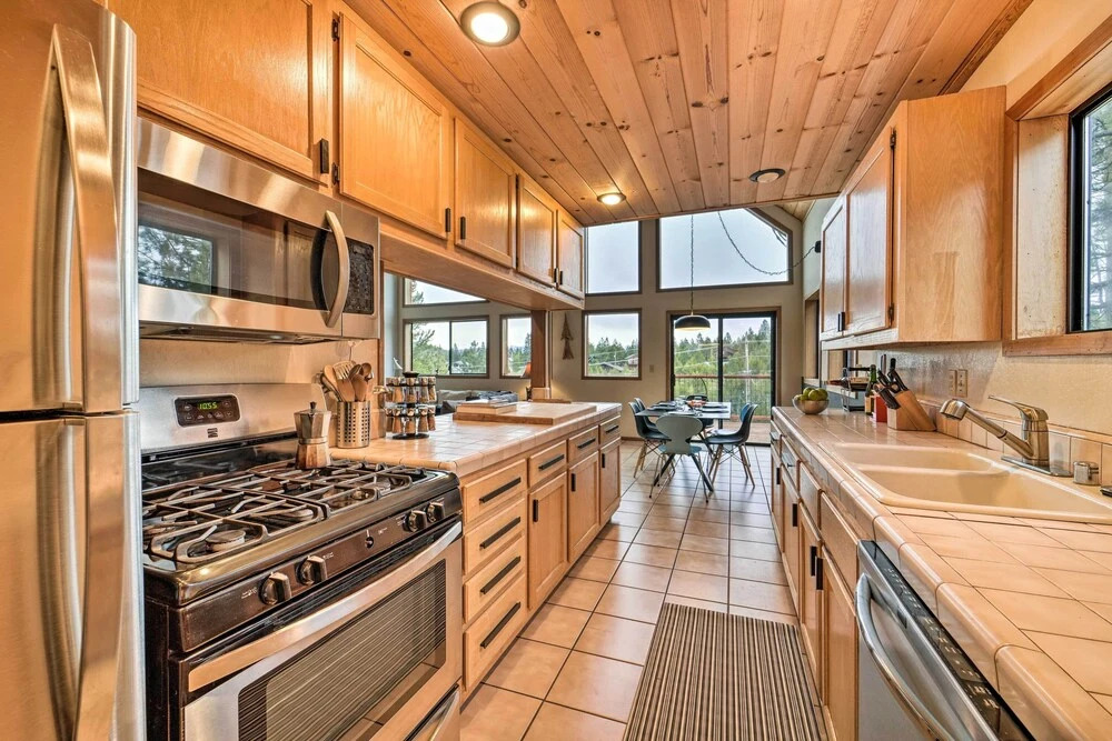 Deck + Fireplace: Log Cabin in Tahoe Donner!
