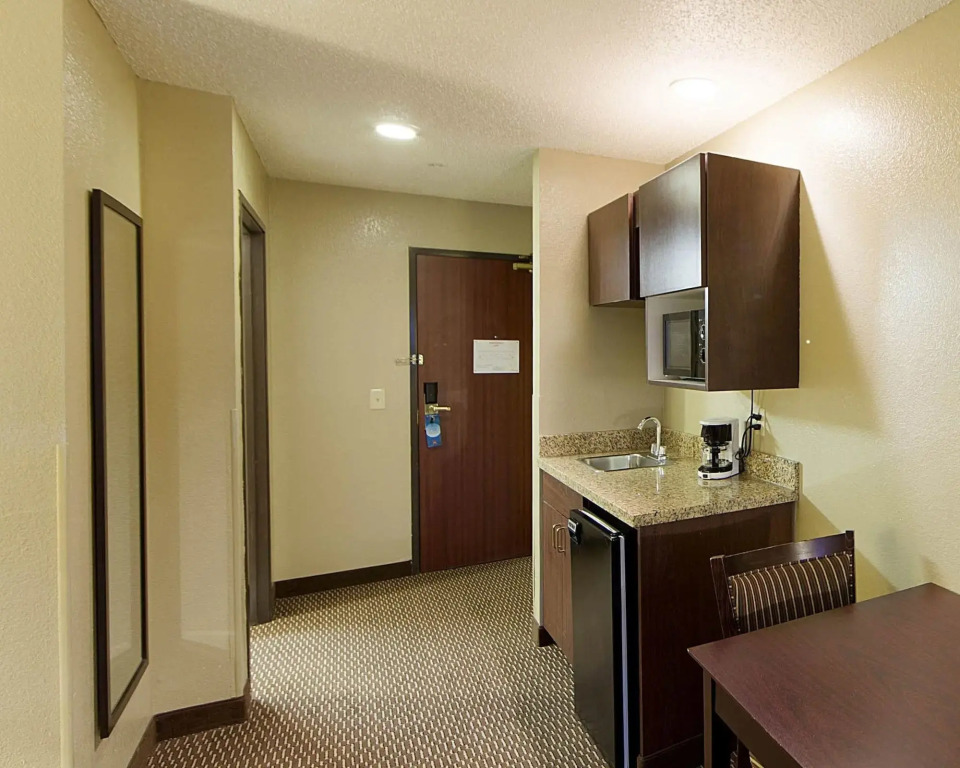 Quality Suites Addison-Dallas