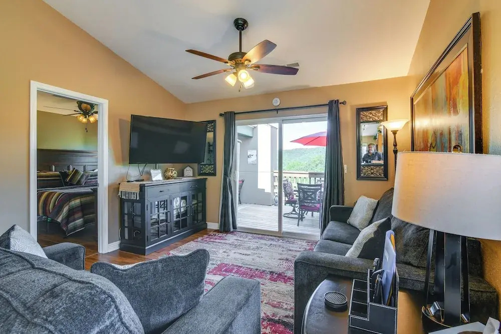 Near Silver Dollar City! Condo w/ Hot Tub & Lake