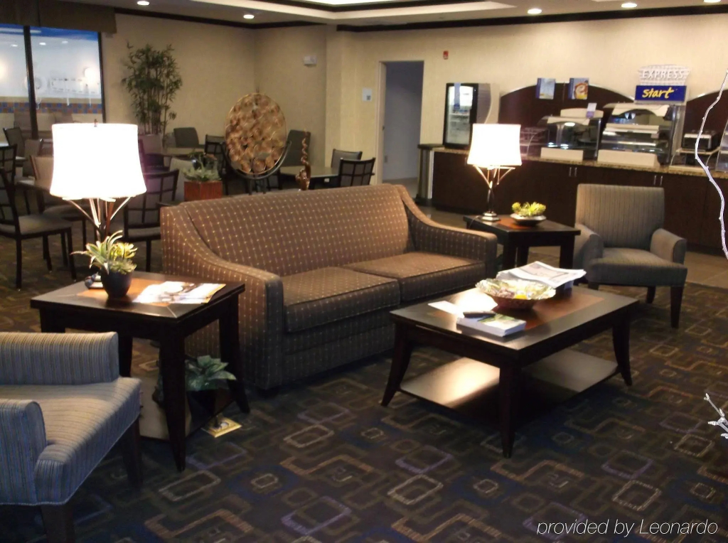 Holiday Inn Express & Suites Fairmont by IHG