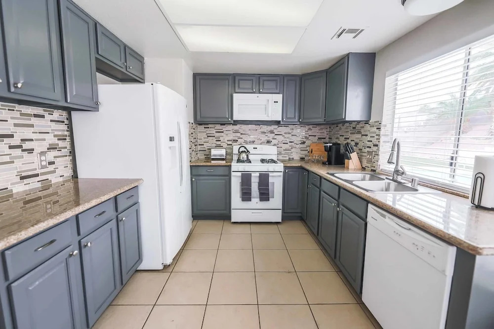 Vegas Delight | Lovely 4Bd w/ Sparkling Pool!
