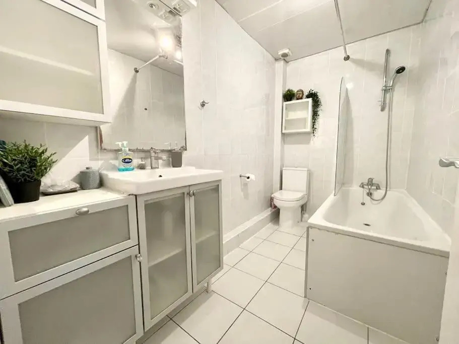 *New* Beautiful 2 Bedroom House in Central Location