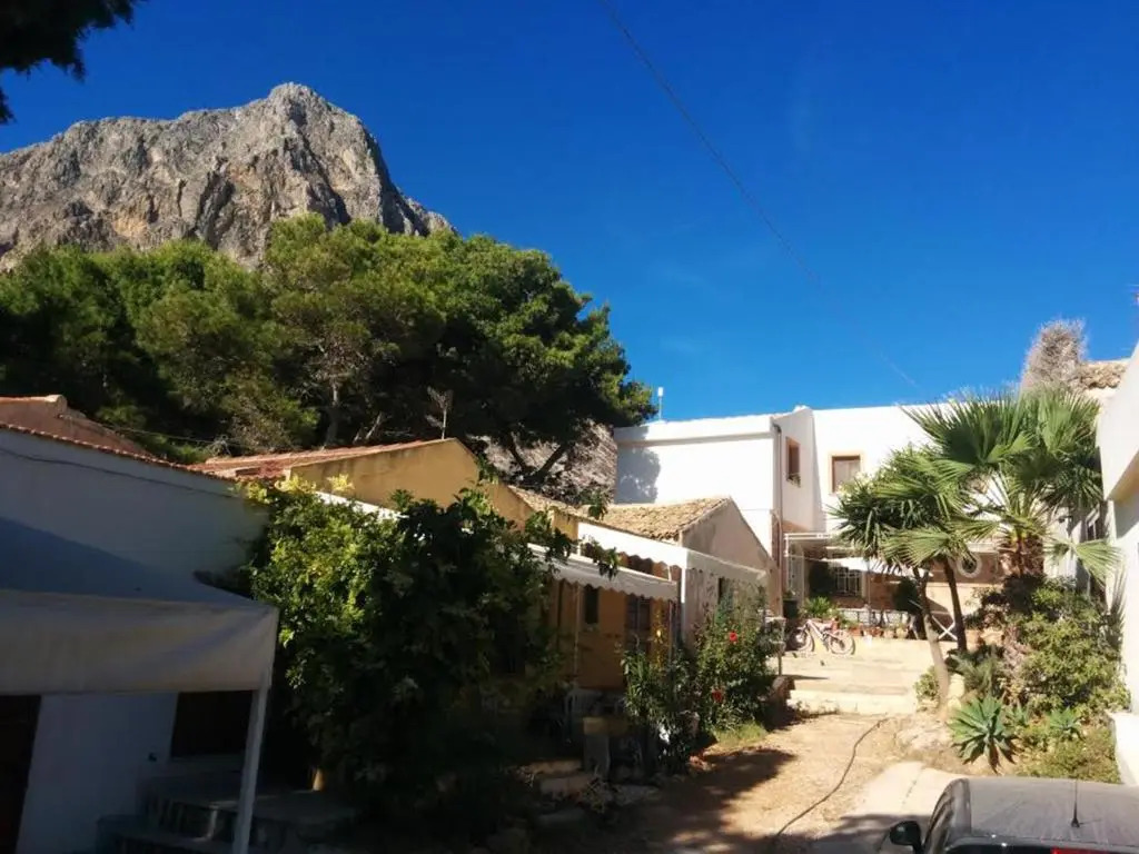 CASA CON VERANDA SUL MARE e A 4 MINUTI A PIEDI DALLA SPIAGGIA