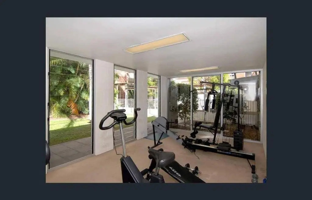 Luxury 3 brm 2 bath Woolstore apt with Courtyard