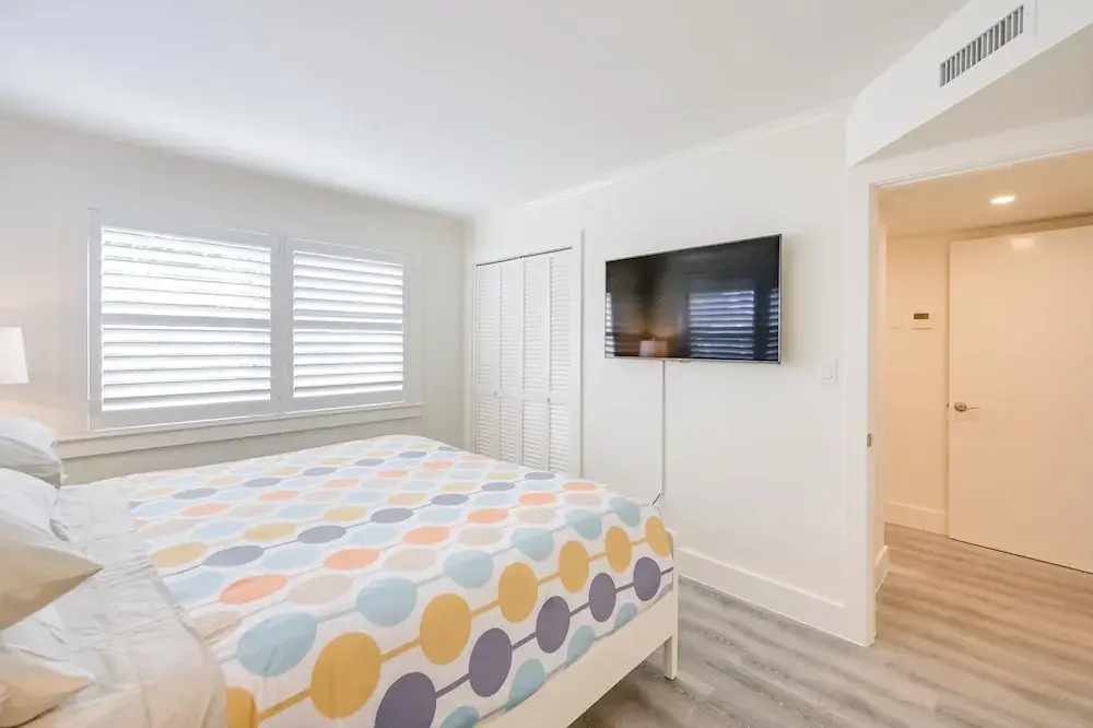 Updated Dtwn Naples Condo: Across From Beach!