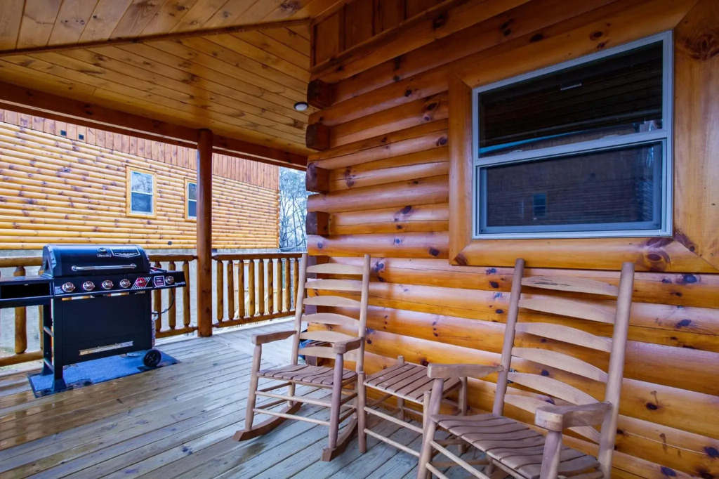 Swimming Bears Lodge 2 with Pool, Hot Tub and Theater