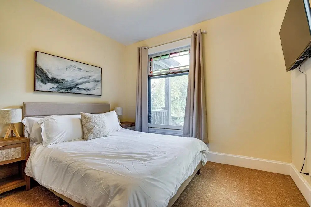 Near Colleges: Pet-friendly Duplex in Northfield!