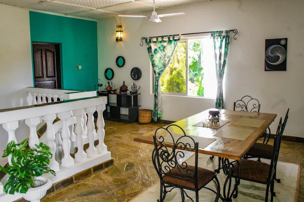 5-bedroom Villa - 3 Mins Walk To The Beach