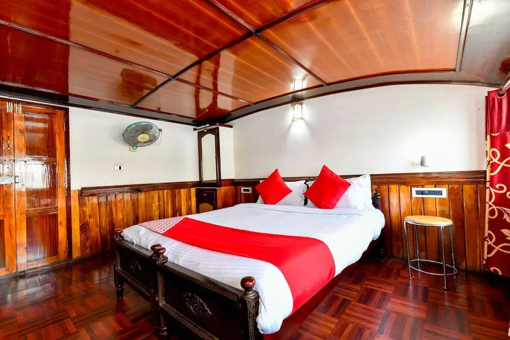 OYO 24146 Houseboat Anugraha 6bhk