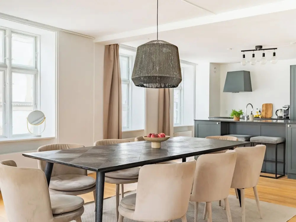 Regent 7 - Large 3 Bdr Apt With Balcony in City Centre