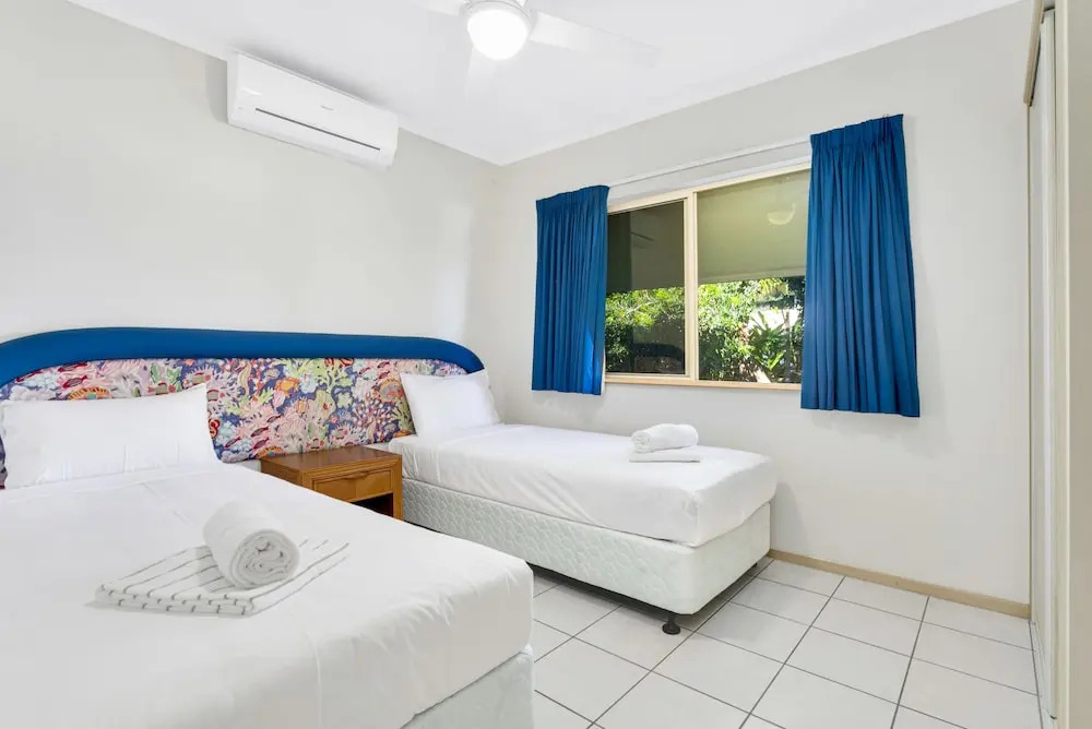 Beachfront Bliss 3-bedroom Apartment with Sea View 4