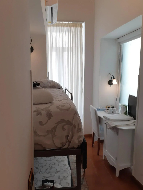 Hotel Antica Repubblica in the historical center 2 minutes away,at 170mt, from the Sea