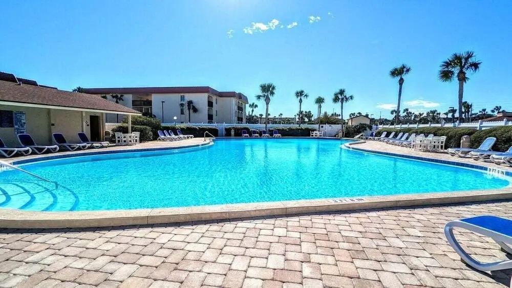 St Augustine Beach Retreat~ Oceanfront Resort 2 Pools Hot Tubs Pickleball, Trolley!