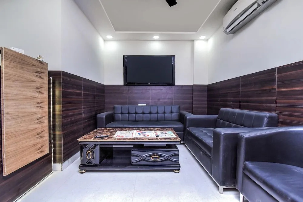 OYO 24236 Q Hotel