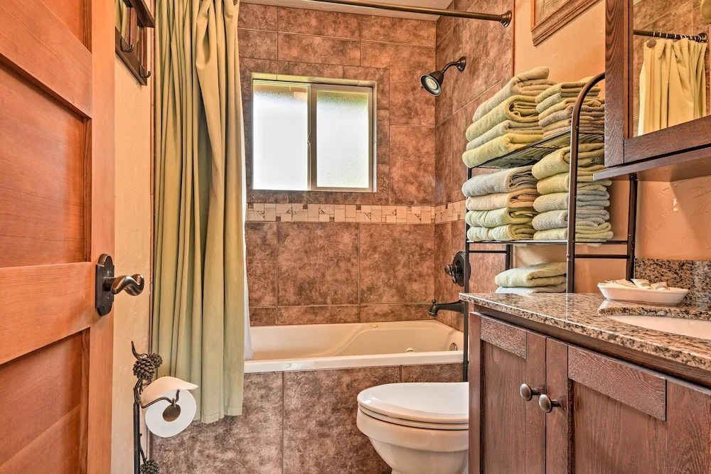 Gold Beach Apartment w/ Activities - 2 Mi to Ocean