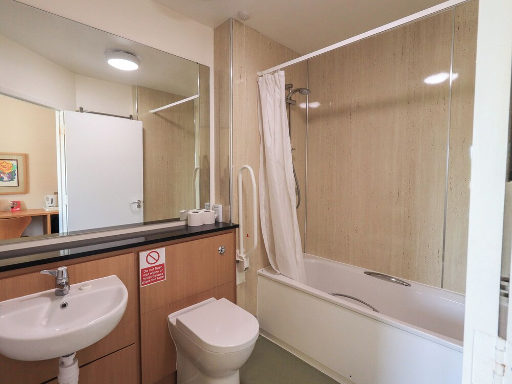 Jubilee First-floor King-size Bedroom