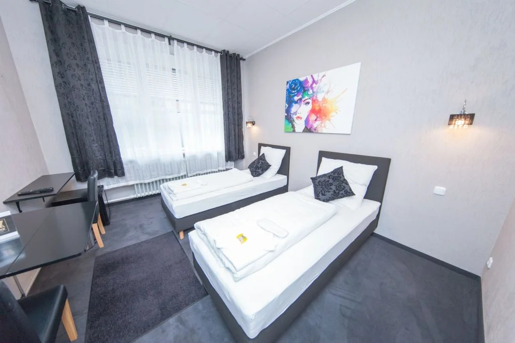 FULL HOUSE Hotel Nürnberg - shared bath & kitchen