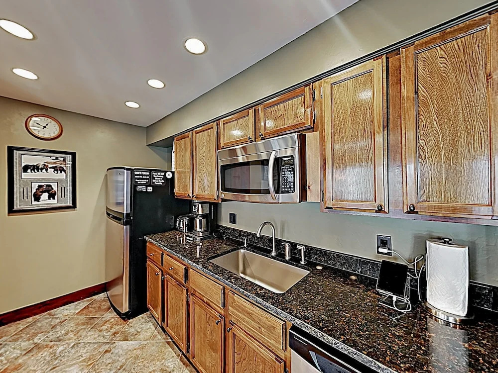 Downtown Marvel W/ Pool & Hot Tubs - Walk To Lifts! 2 Bedroom Condo