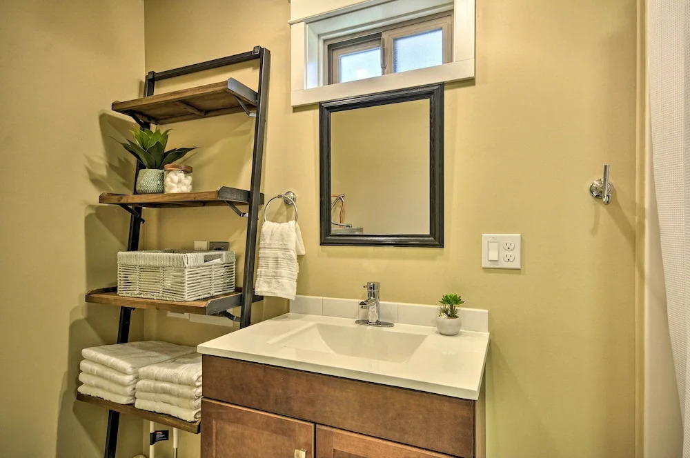 Scenic Studio w/ Loft & View of the Columbia River