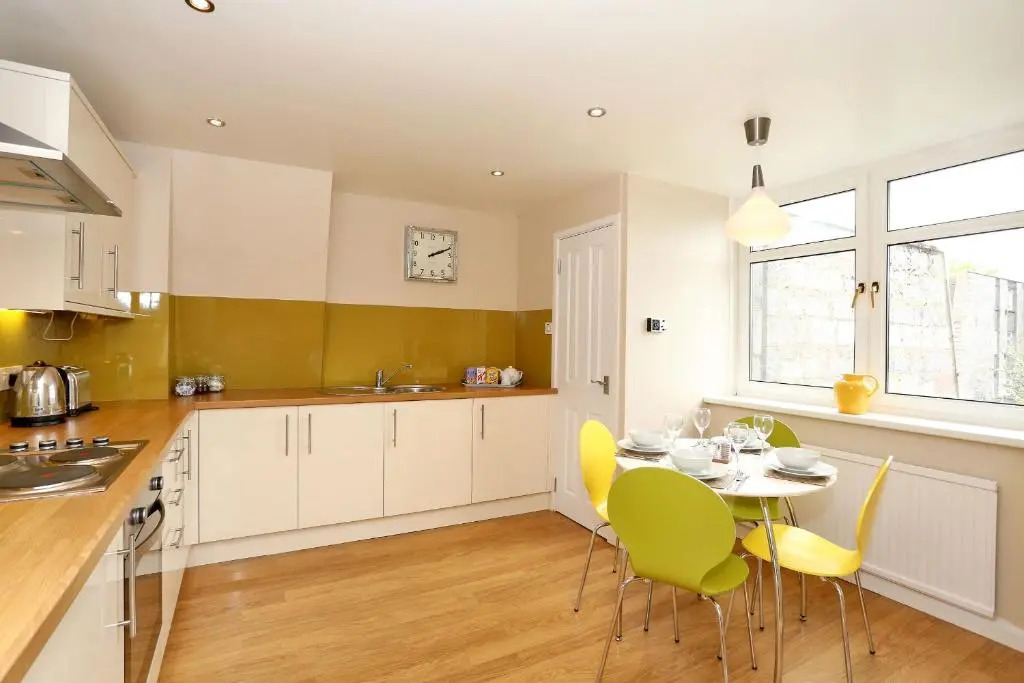 Home from Home Aberdeen-Spacious West End Apartment-Free Parking-Near ARI & City Centre