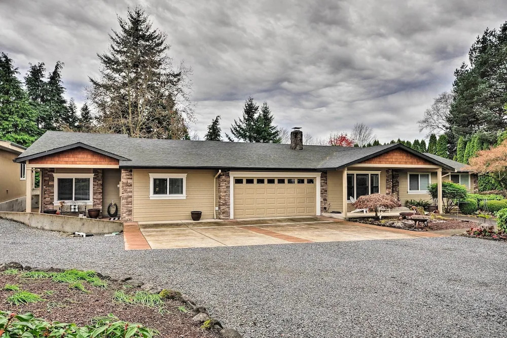 Cute & Cozy PDX Area Townhouse: 31 Mi to Mt. Hood!