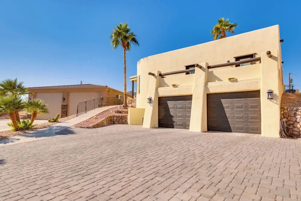 5 Mi to Lake Havasu: Bright Cottage w/ Fire Pit!