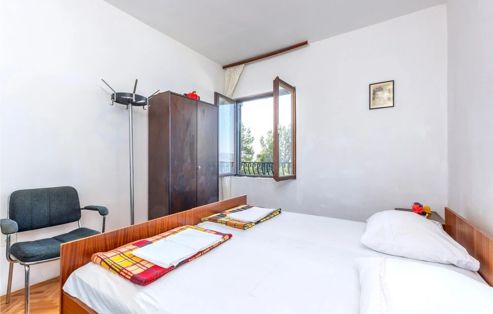 Stunning Apartment in Marusici With 2 Bedrooms and Wifi
