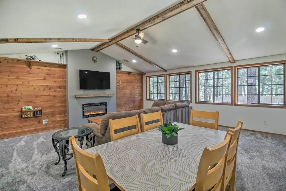 Screened Porch, Fenced Yard: Lakeside Retreat!