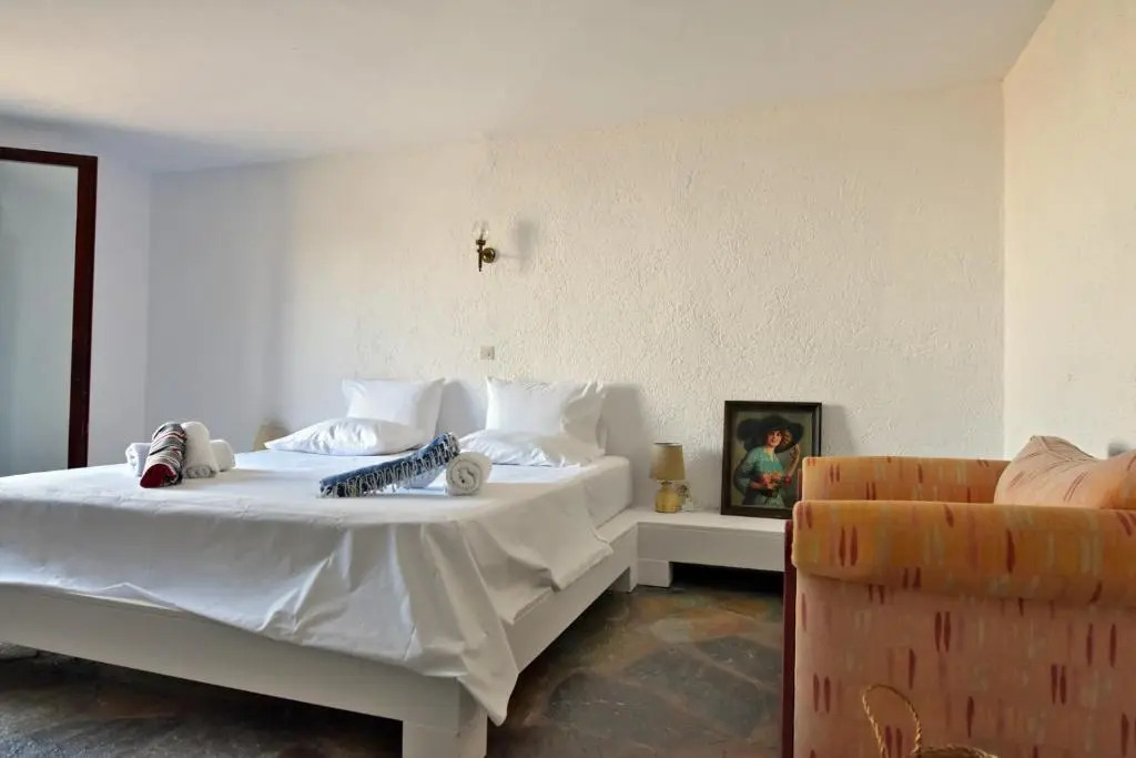 Family house with a swimming pool 5 minutes from Ioulida