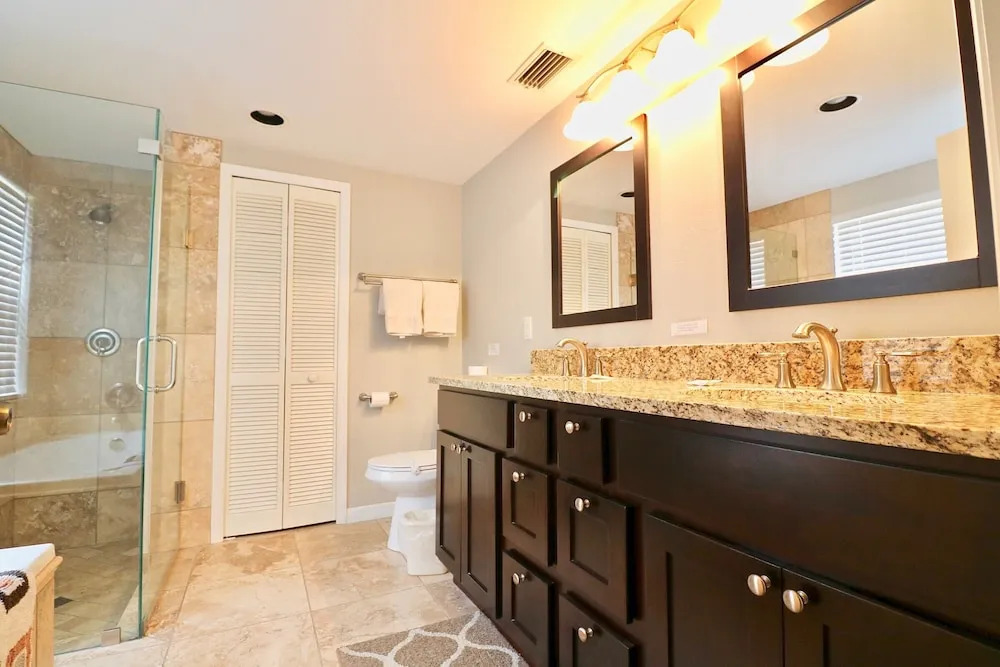 Vibrant and Chic Home w Private Pool & Lake View