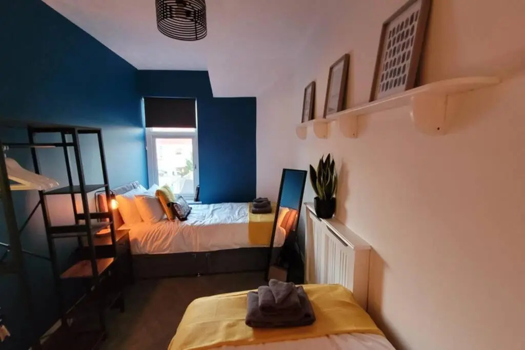 Near beach, Modern and Spacious 4 Bedroom House, Hot Tub, Wifi, Netflix, Parking