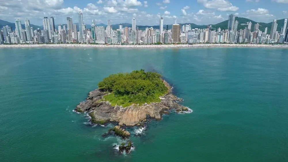 Apto c Churrasqueira e Garagem 300m da Praia