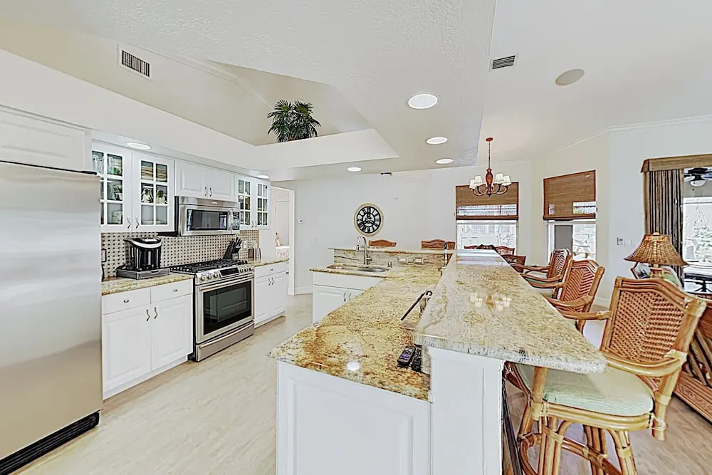 Upscale Canal-side W/ Lanai, Pool & Hot Tub! 3 Bedroom Home
