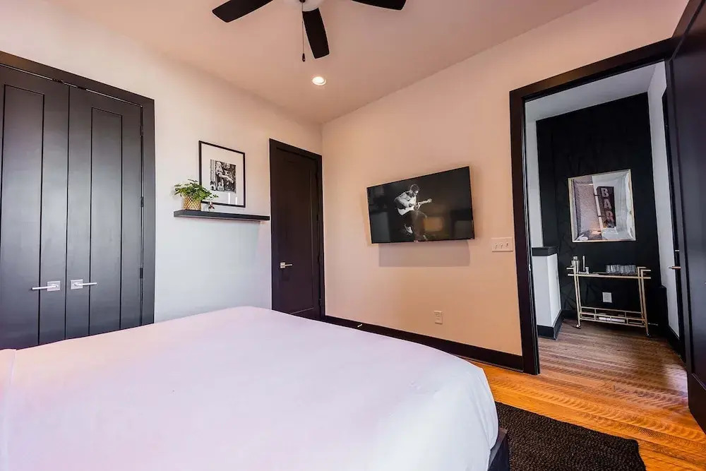 Heart of Gulch - 4 Min to Broadway - Designer Home