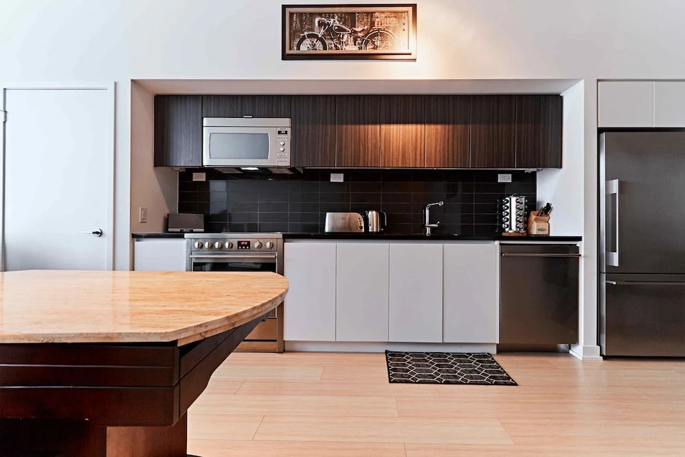 Sub-Penthouse 3BDR Corner W CN Tower Lake Views