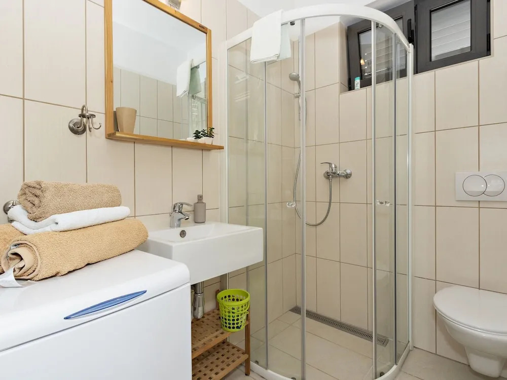 Modern Apartment in Newly Built House with Pool And Seview, 150m From the Beach