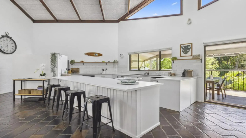Diggers Beach Surf House - Pool, Surf Beach, Pets, Sleeps 10