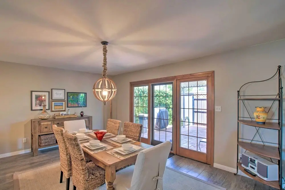 Walk to Trolley & Lake: Sunny Scottsdale Townhome