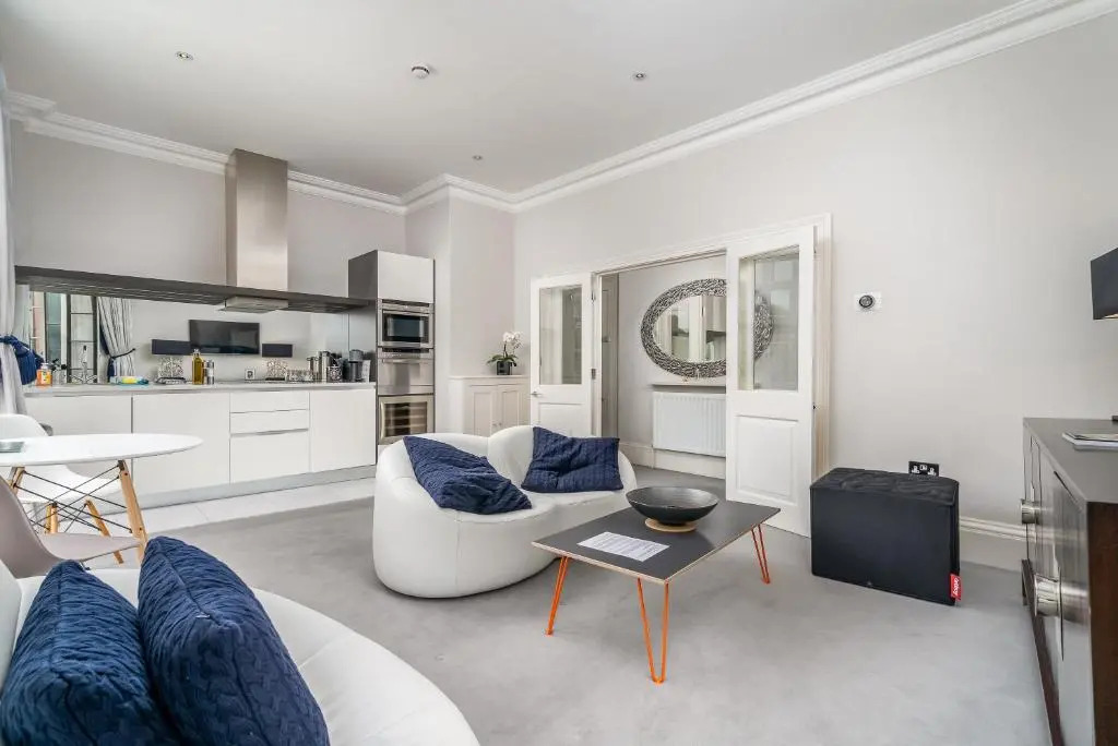 Stunning 1Bd with Castle View