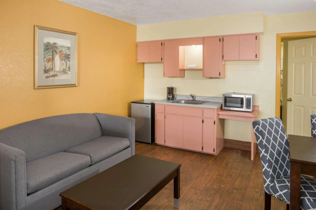 Days Inn & Suites by Wyndham Port Richey