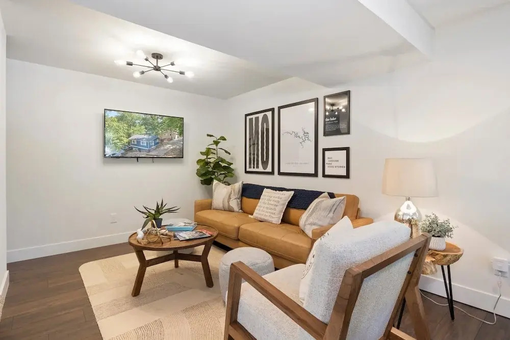 Minutes From the Strip - Nightlife and Dining!