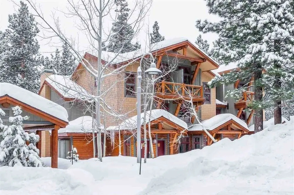 Stylish End Unit On Fairway, Hot Tub - Walk To Lift 2 Bedroom Condo