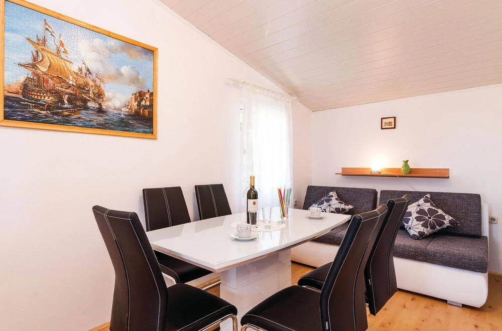 Amazing Home in Privlaka With 4 Bedrooms and Wifi