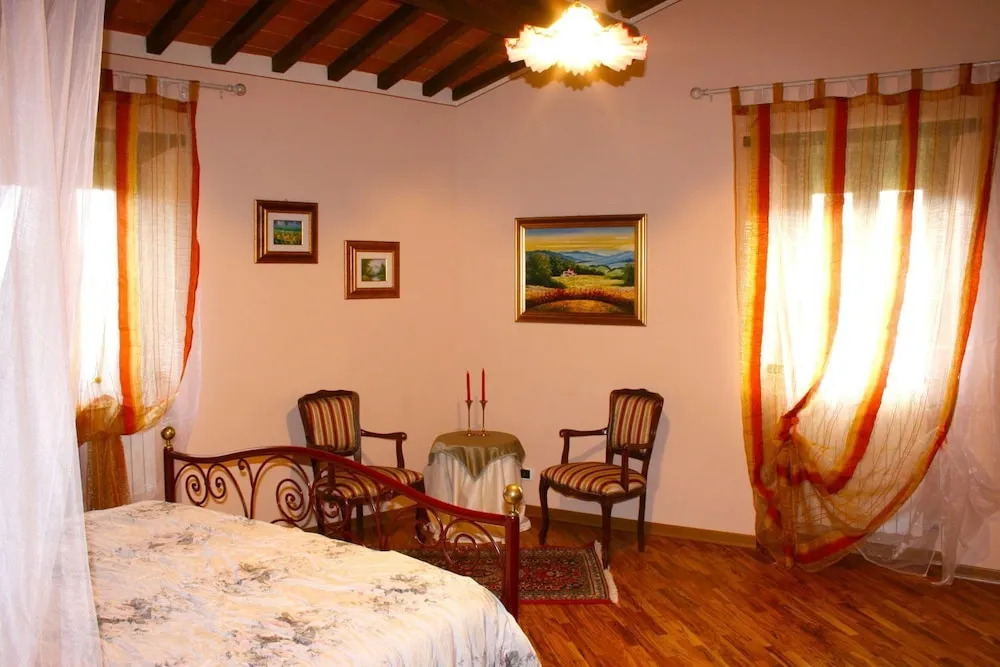 Wonderful private villa with private pool, A/C, WIFI, TV, pets allowed and parking, close to Are...