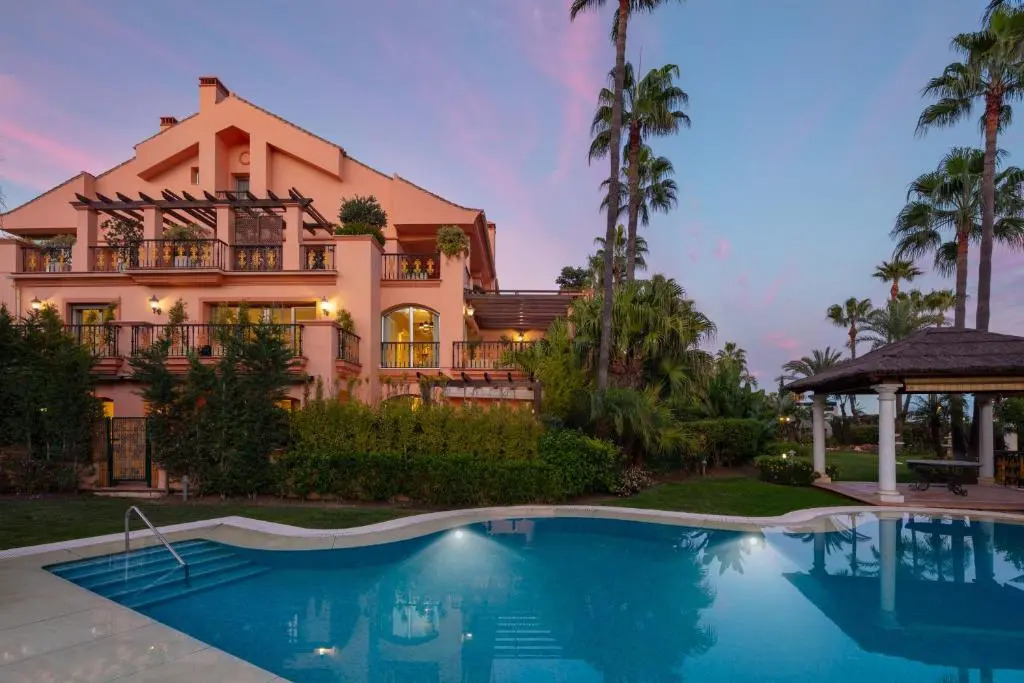 Cubo's Luxury Beach Front Duplex Puerto Banús