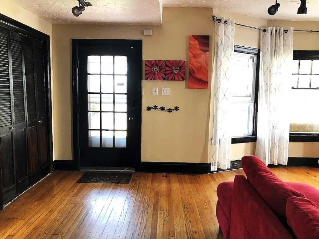 Charming Old Soul Near CLE Clinic Long Term Stay