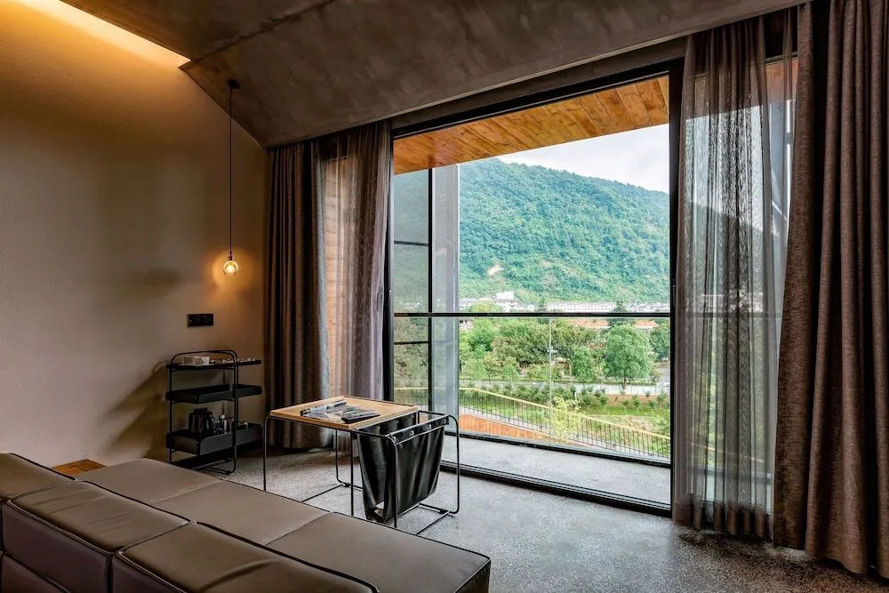 Zhangjiajie Yu Realm Hotel - Ancient Charm - Modern Luxury - Your Perfect Journey - A single pick-up or drop-off