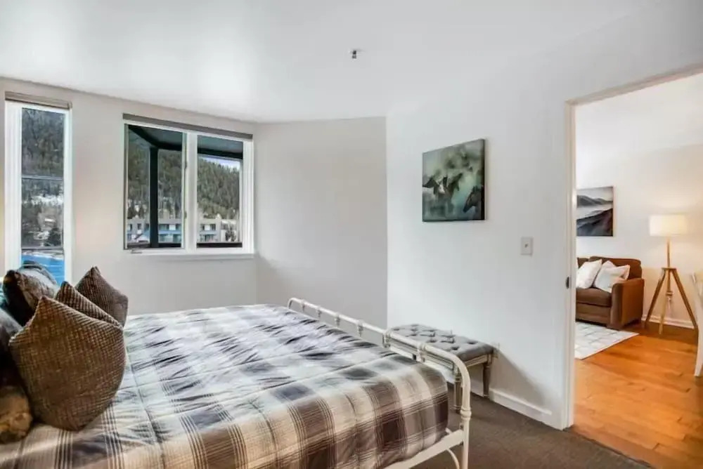 Lakeside Village 1 Bedroom Condo in Lakeshore Complex