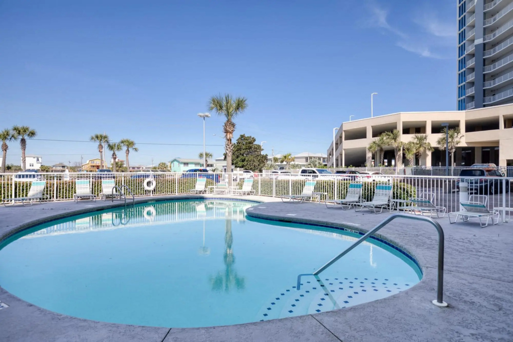 Amazing condo on the whites sands of Gulf Shores with outdoor pool