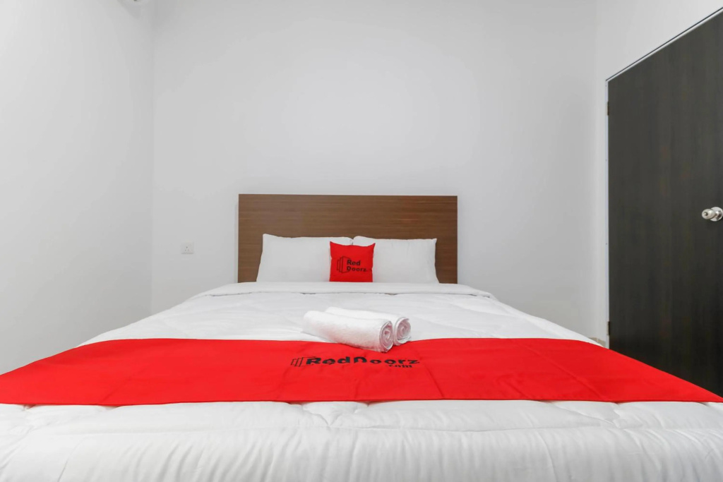 RedDoorz Plus near Kepri Mall